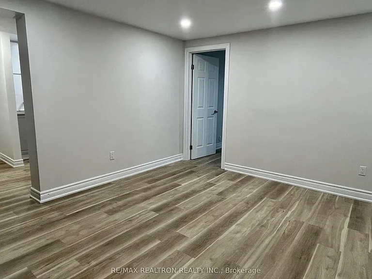 74 Lincoln Green Dr #LOWER — Photo 7