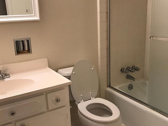 5th image of 5525 Cresthaven Ln APT 1D