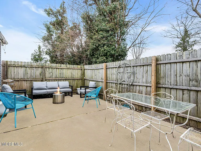1227 Bay Ave — Photo 21