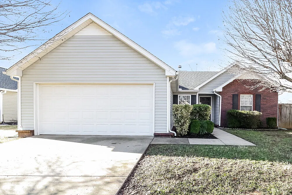 3 bed, 2.0 bath, 1238 sqft, $2,570 — Photo 1