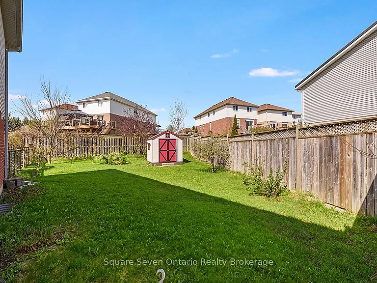635 Commonwealth Cres — Photo 43