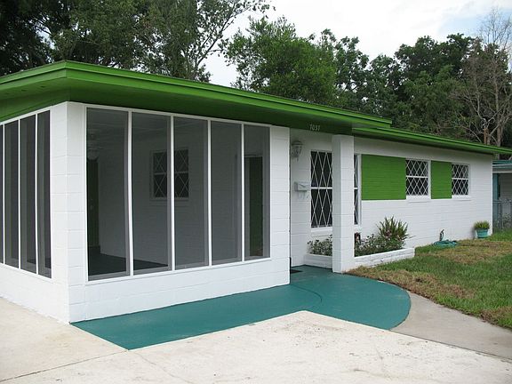 Screened in Porch with ceiling fan