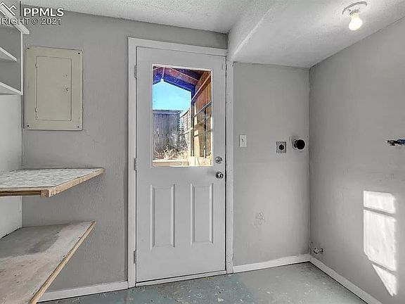 laundry room Washer/dryer will be included