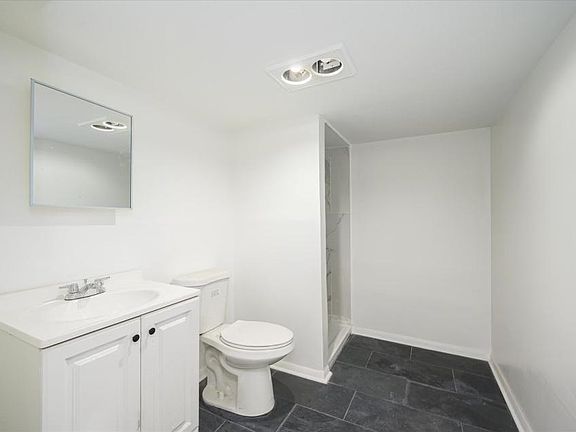 4th image of 2957 W Adams St Floor 1
