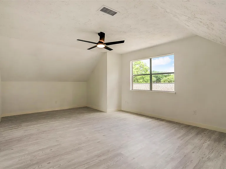 7926 Windy Creek Dr — Photo 35