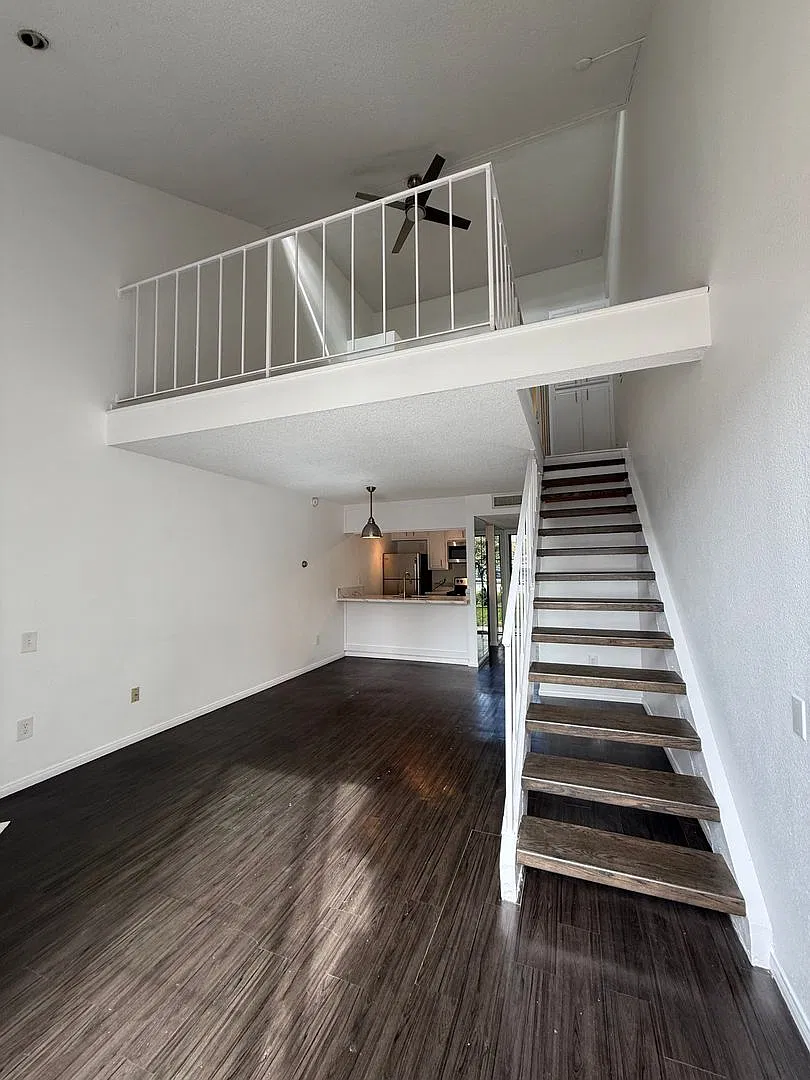 Modern & Upscale 1 Bedroom Loft Townhouse W/ Balcony And Garage — Photo 2