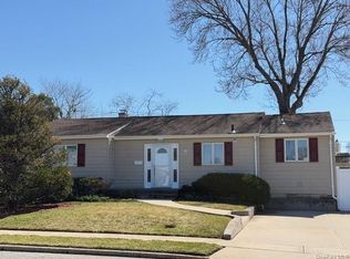 41 Charlotte Pl, Plainview, NY 11803