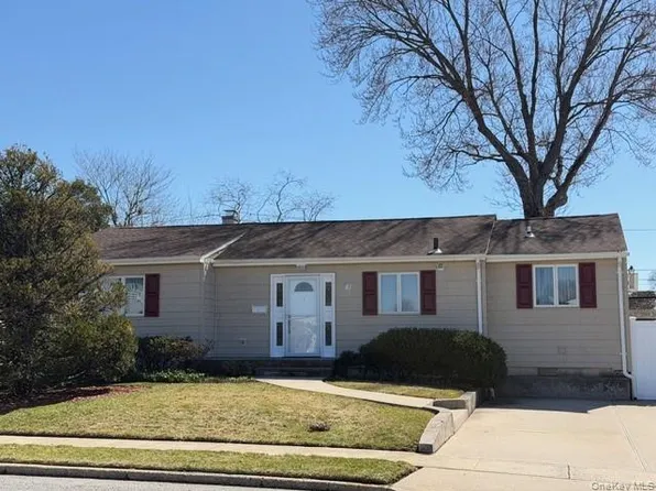 41 Charlotte Place, Plainview, NY 11803