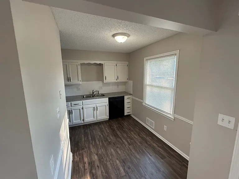 403 Hawthorne Court — Photo 4