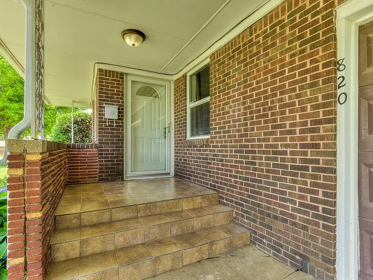 820 E Carroll Ln — Photo 3