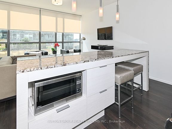5th image of 8 Charlotte St #1408