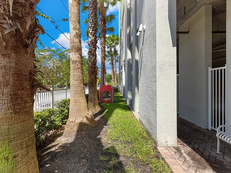250 SW 11th St #201 — Photo 16