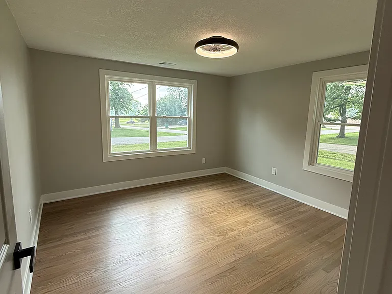 608 S Olive St — Photo 4
