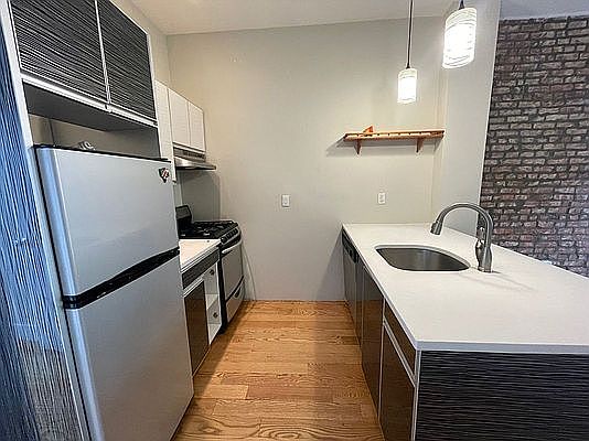 2nd image of 773 Jefferson Ave #4R