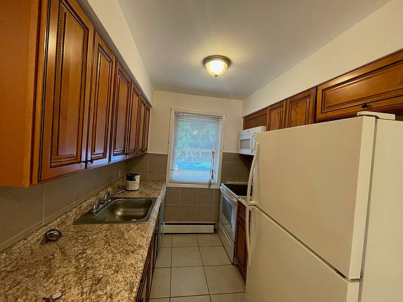 5th image of 40 Woodbine Ct APT 5