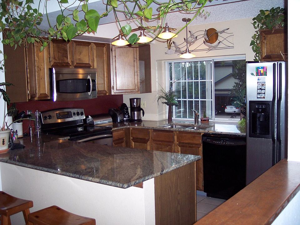 Granite counters, stainless appliances