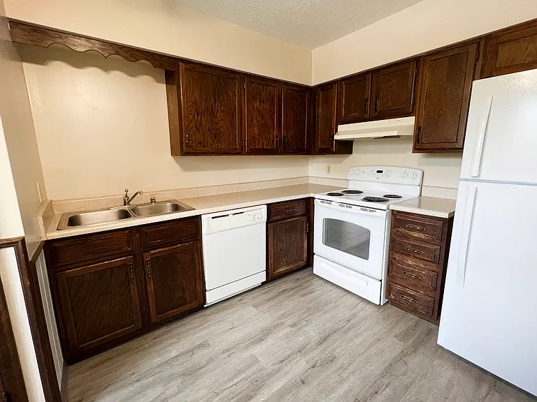 Crestbrook Apartments & Townhomes — Photo 40
