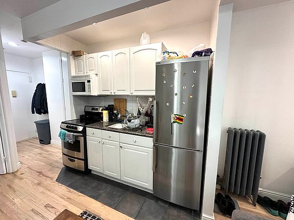 3rd image of 326 W 47th St APT 3A