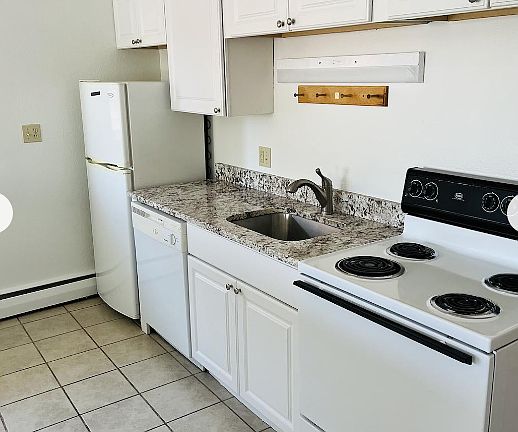 kitchen - fridge, dishwasher, oven/stove