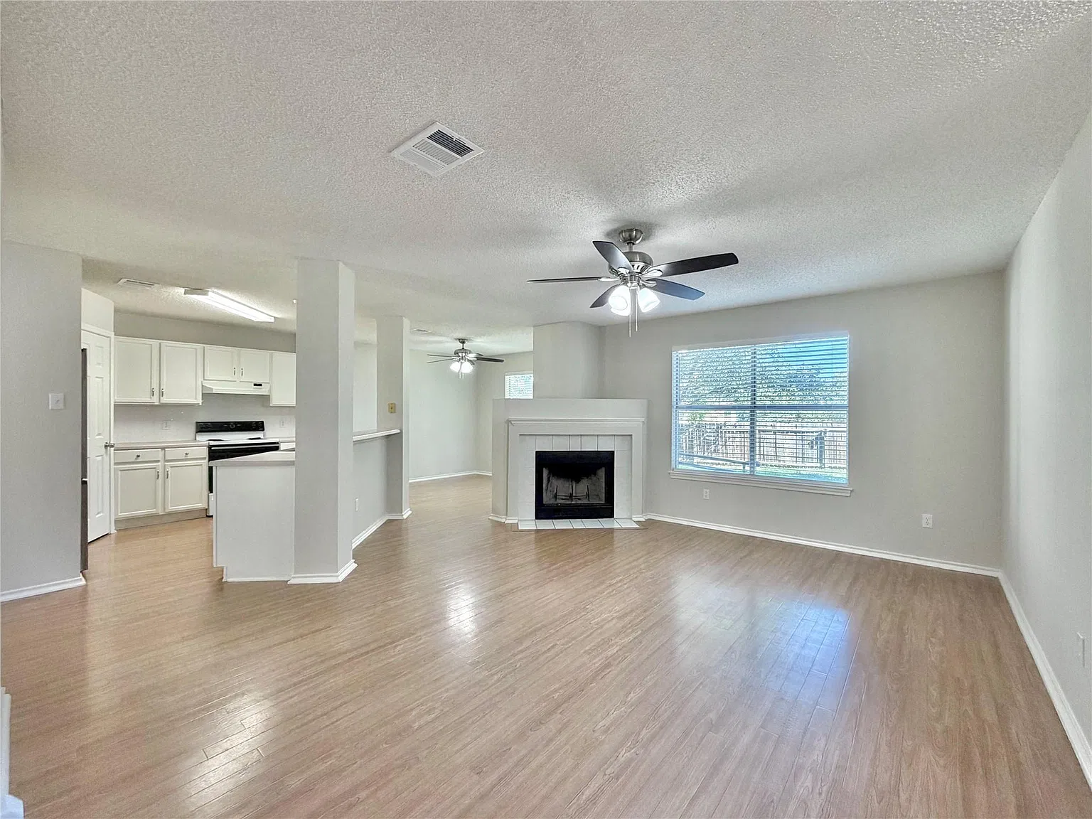 3 bed, 2.0 bath, 1463 sqft, $1,995 — Photo 4