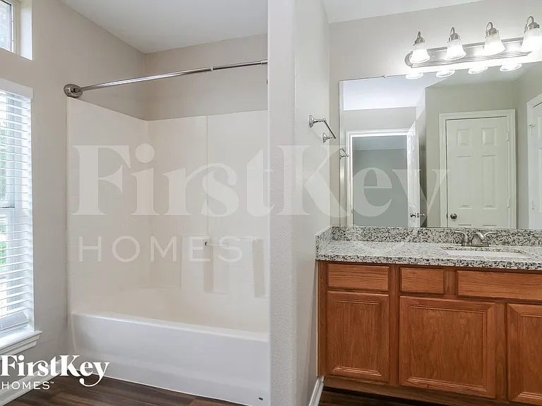 1013 Arbor Way — Photo 10