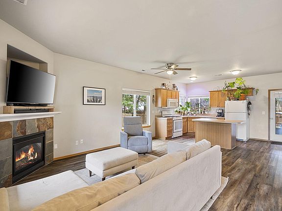 3rd image of 61210 Larkspur Loop