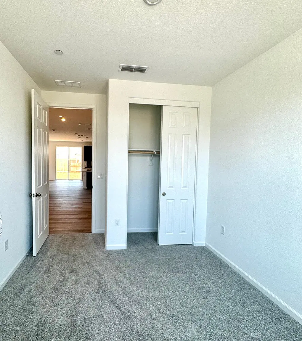 4 bed, 2450 sqft, $3,299 — Photo 4