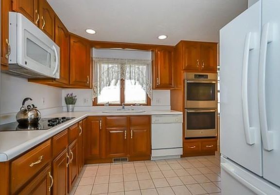 4th image of 18 Wickford Ln