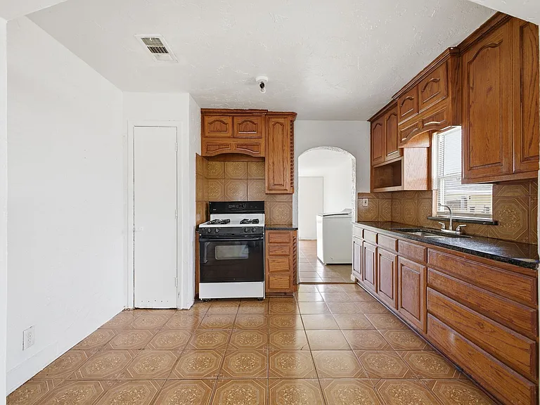 2634 Emmett St — Photo 10
