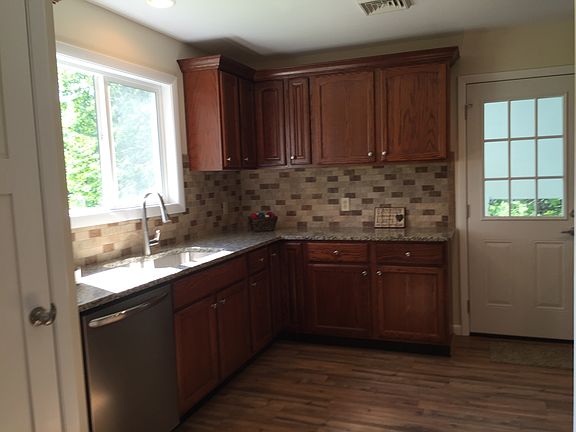 5th image of 102 Willow Brook Rd