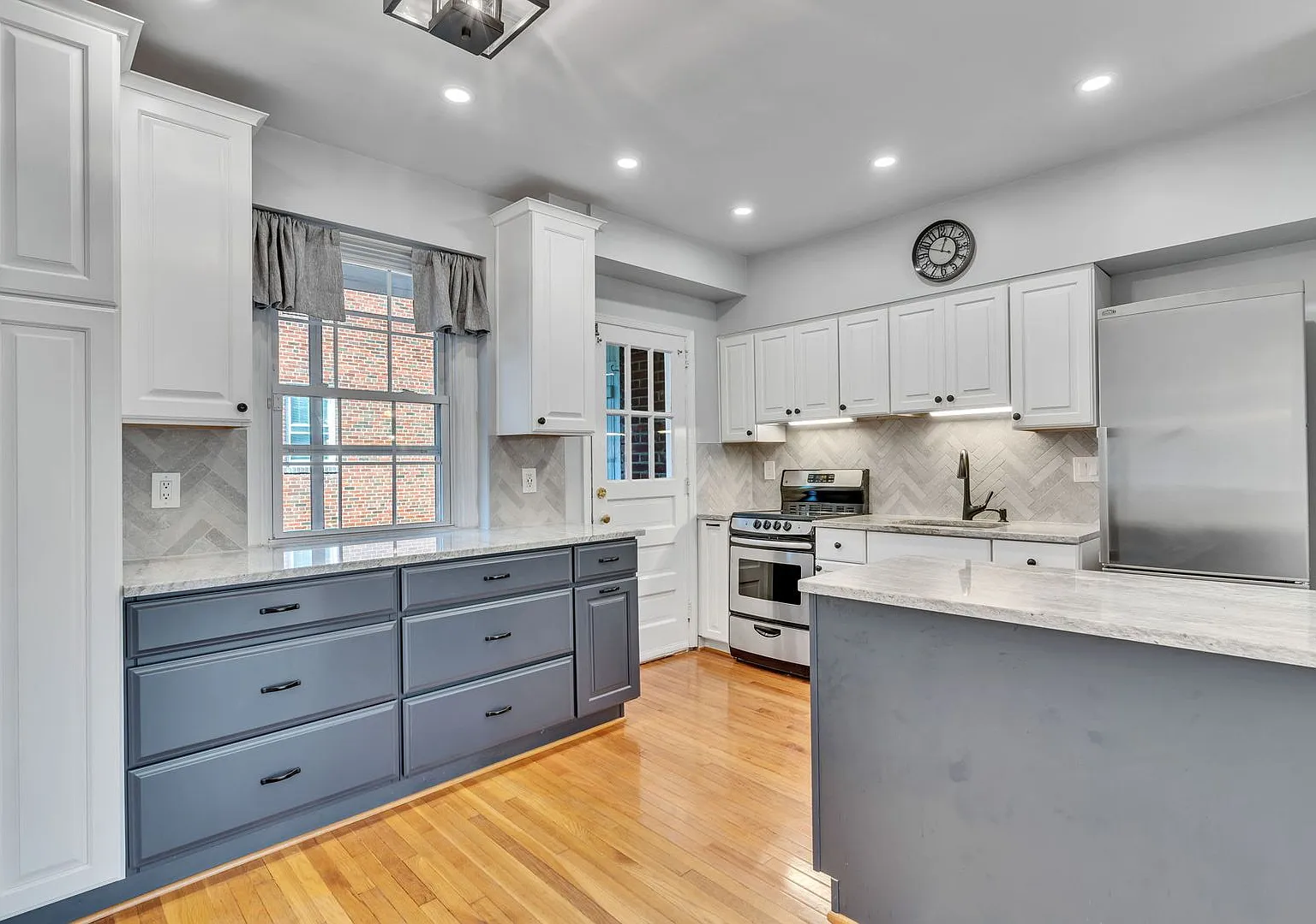Updated Condo 3 Blocks from Metro — Photo 4