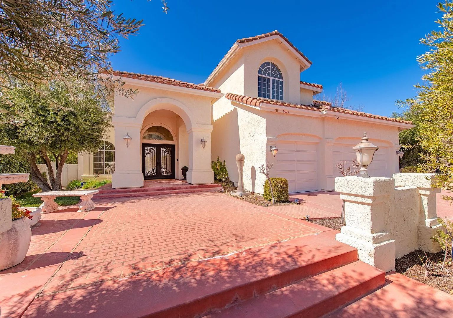 Luxury Living in this Stunning Pool Home! — Photo 1