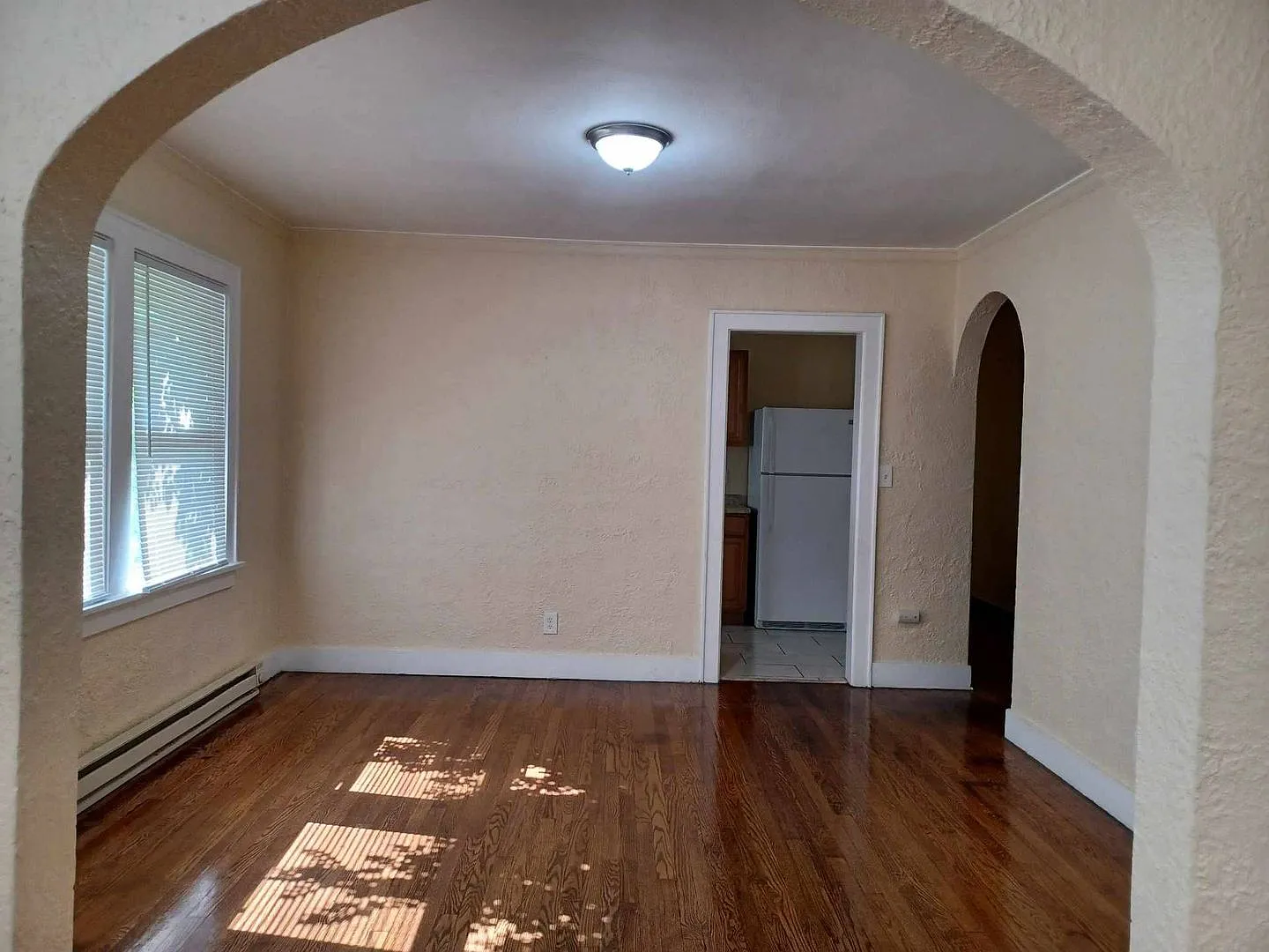 2422-24 Benderwirt Ave — Photo 4