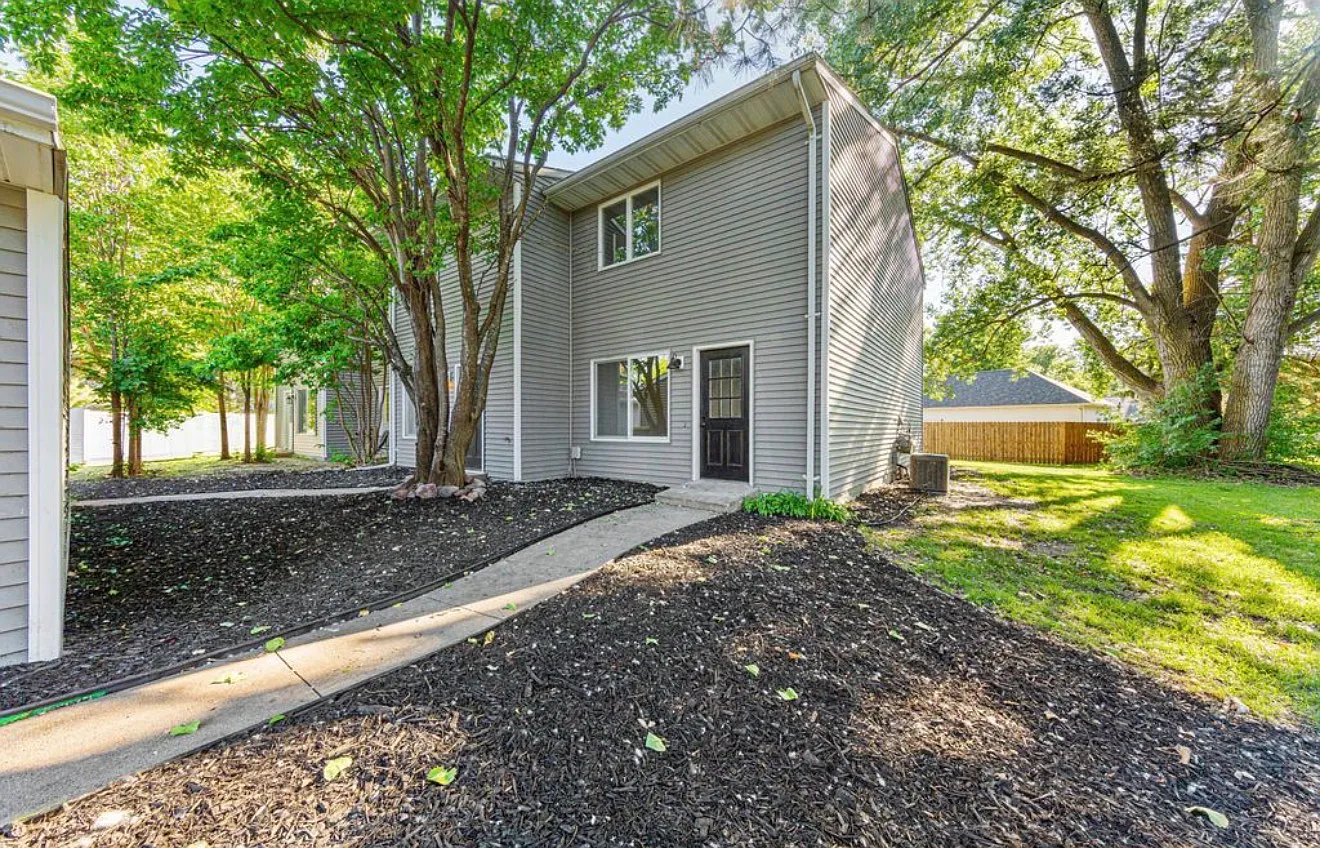 2 bed, 886 sqft, $1,600 — Photo 1
