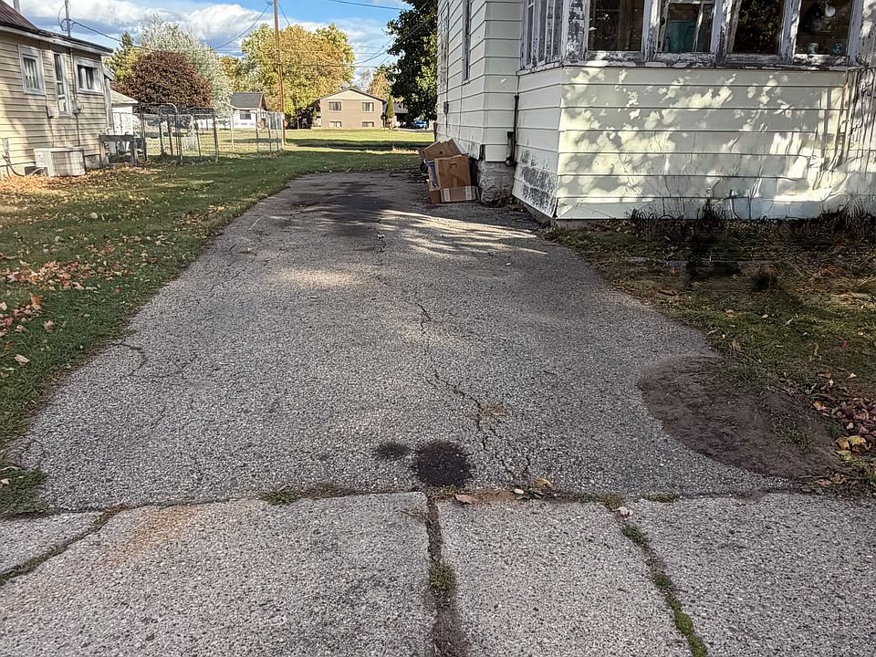 2nd image of 221 Beech St