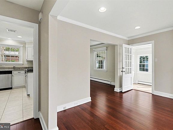 3rd image of 43 W Governor Rd