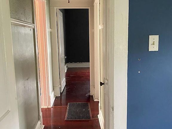 5th image of 9107 Delphine Ave