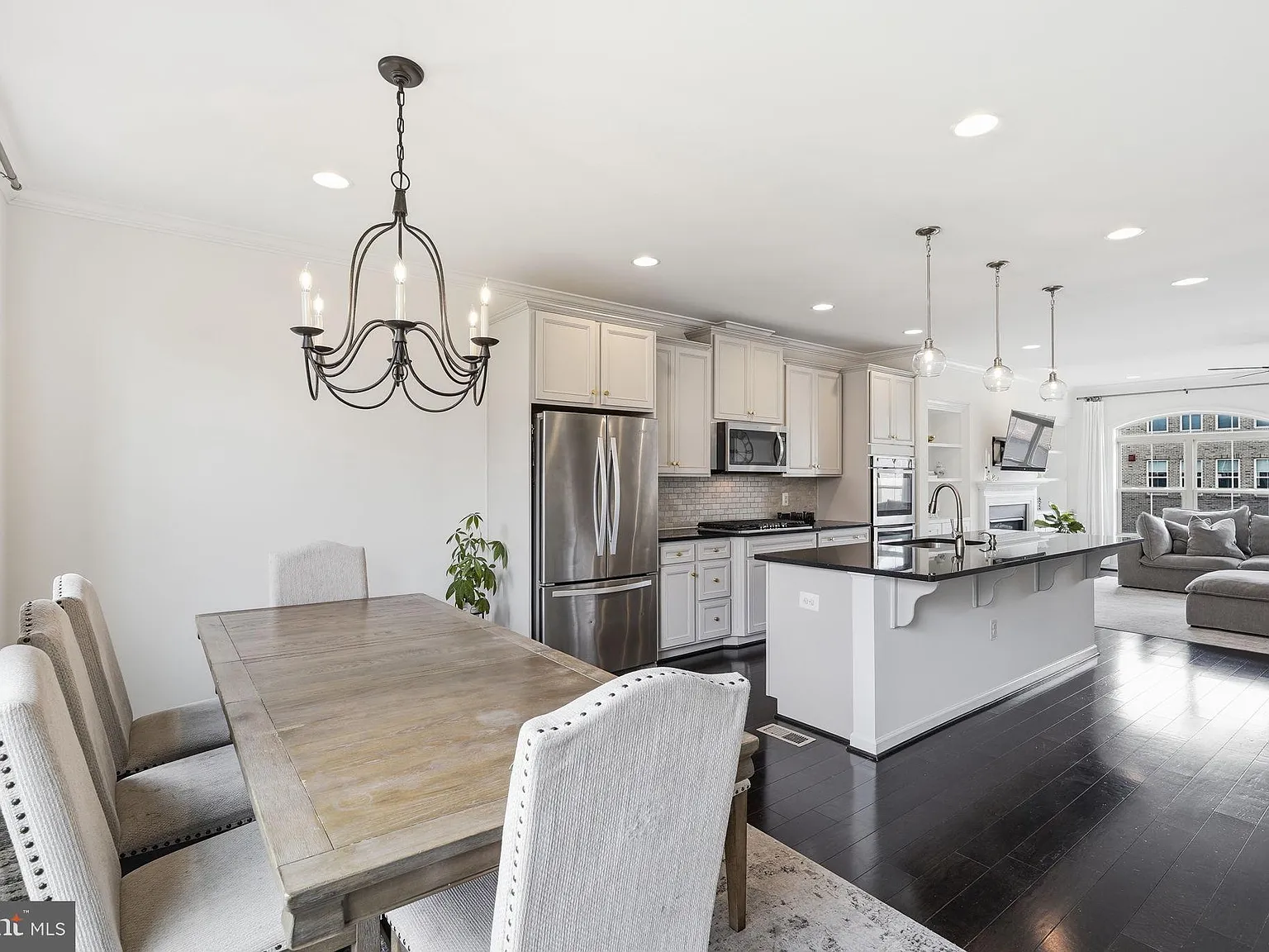 3 bed, 4.0 bath, 2218 sqft, $3,495 — Photo 3