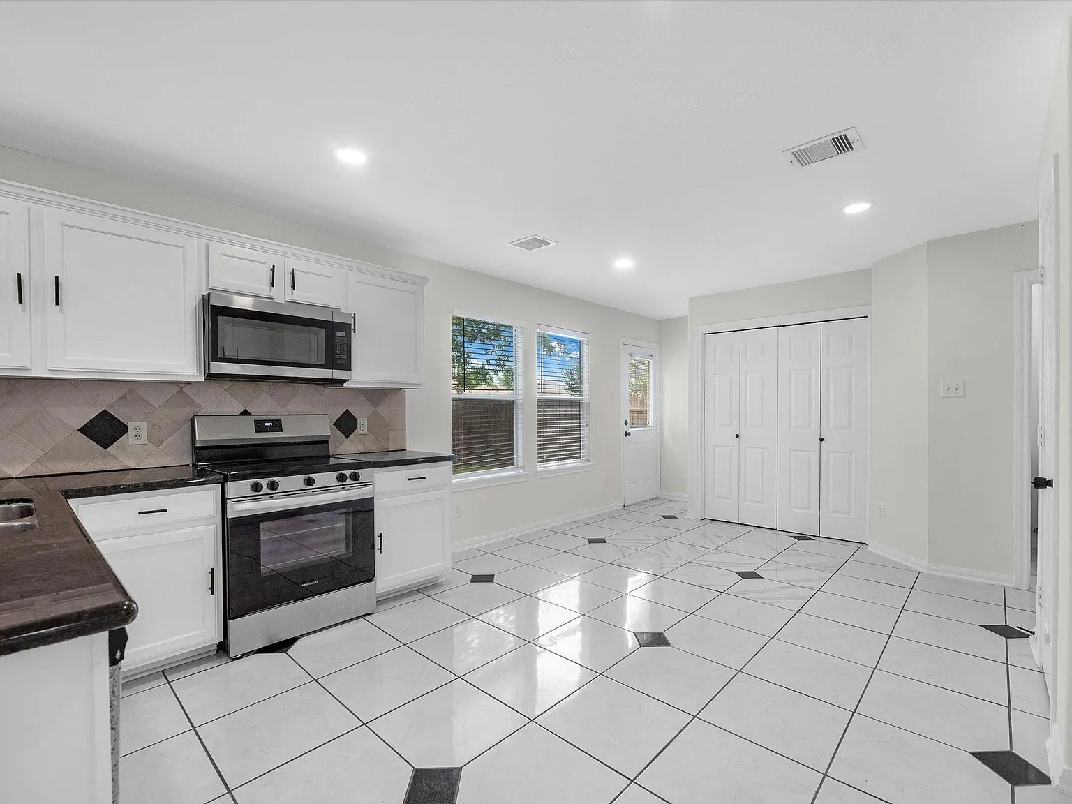 4 bed, 2.5 bath, 1873 sqft, $2,195 — Photo 4