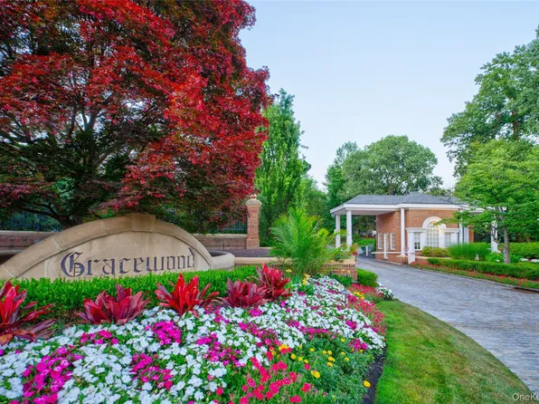 41 Evergreen Circle, Manhasset, NY 11030