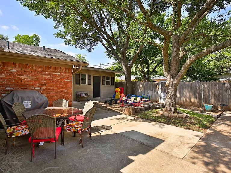 2132 Sylvan Dr — Photo 33