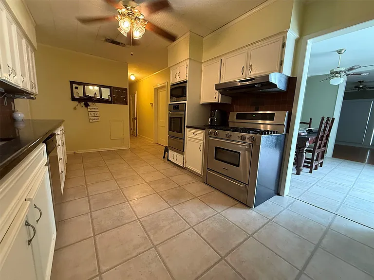 231 E Live Oak St #A — Photo 11