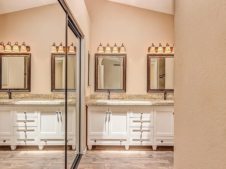 1211 E Drake Dr — Photo 25