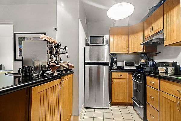 1st image of 245 E 35th St #3A1