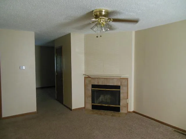 600 NE English Manor Dr #B — Photo 2