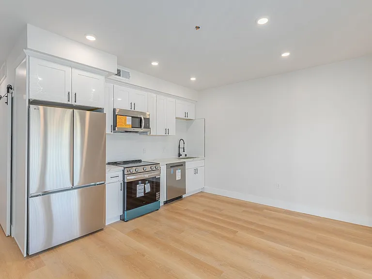 Pacific Heights II — Photo 15