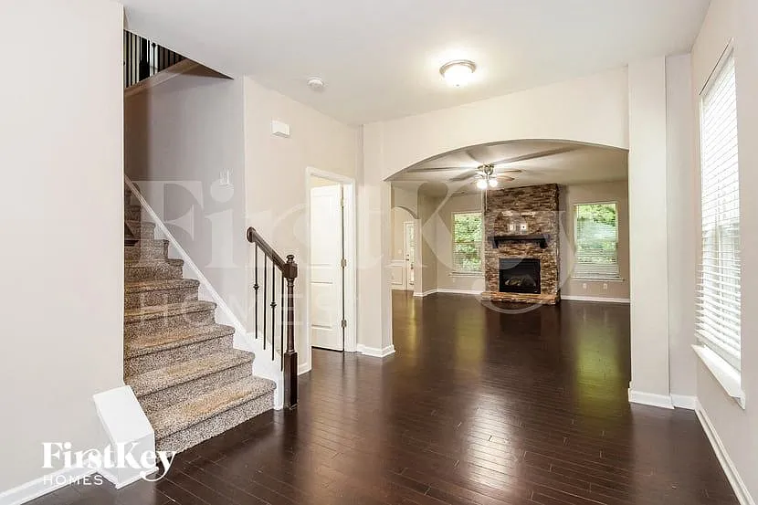 4 bed, 2.5 bath, 2424 sqft, $3,030 — Photo 3