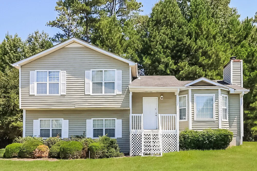3 bed, 2.0 bath, 1276 sqft, $2,070 — Photo 1