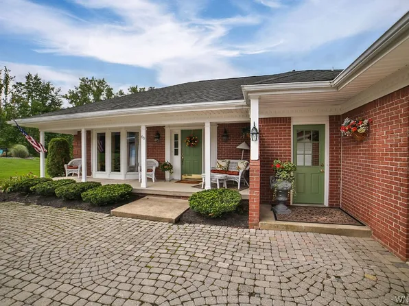 60 Willowbrook Dr, Orchard Park, NY 14127