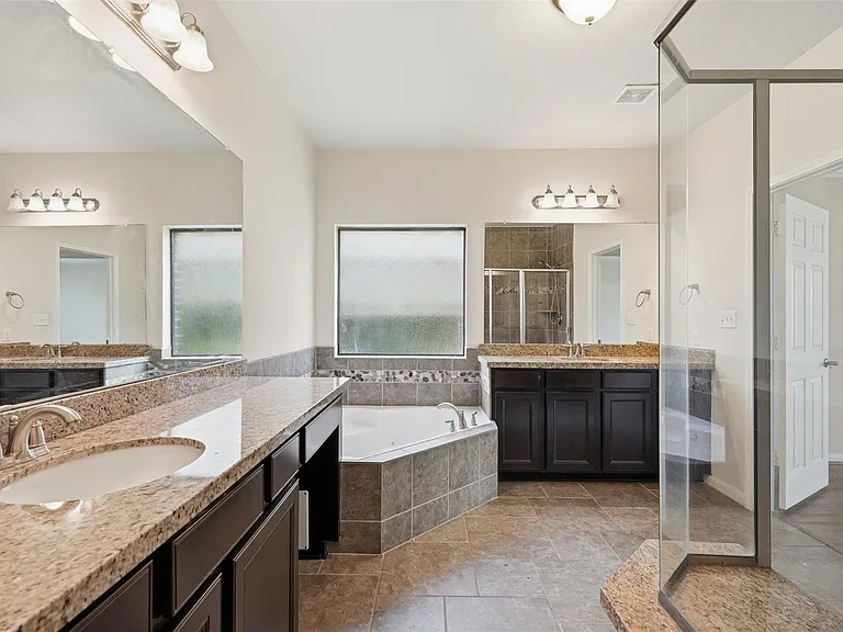 5035 Crystal Bluff Ct — Photo 10